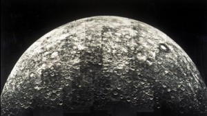 planeet-mercurius-schuift-tussen-aarde-en-zon-in