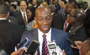 Premier Keith Rowley van Trinidad en Tobago heeft handelsgesprekken gevoerd met president Desi Bouterse. (Foto: newssourcegy.com)